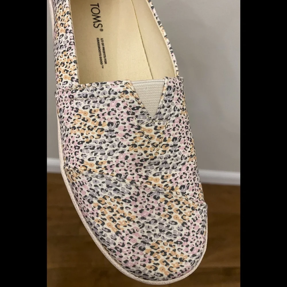 TOMS Slip ons - Picture 6 of 9